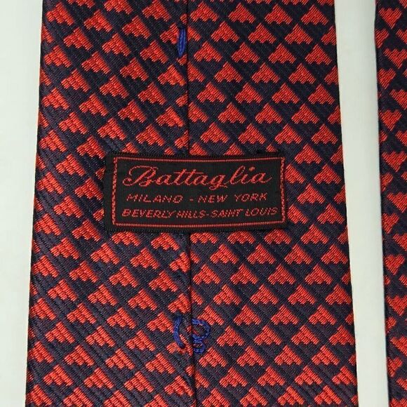 VINTAGE BATTAGLIA SILK TIE RED BLACK TRIANGLE TEXTURED SATIN 3.75" X 57" - Picture 3 of 3